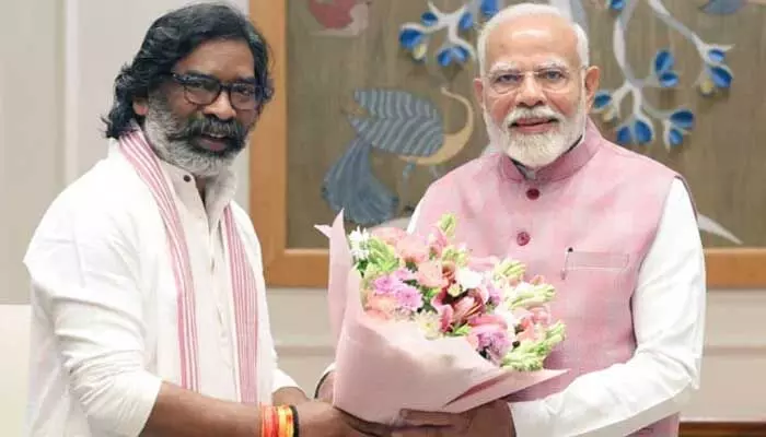 ప్రధాని మోడీతో భేటి అయిన జార్ఖండ్ సీఎం హేమంత్ సోరెన్ ప్రధాని మోడీతో భేటి అయిన జార్ఖండ్ సీఎం హేమంత్ సోరెన్