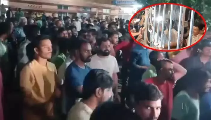 చిక్కడపల్లి సెంట్రల్ లైబ్రరీలో నిరుద్యోగులపై పోలీసుల దౌర్జన్యాన్ని ఖండిస్తున్నా: మాజీ మంత్రి హరీష్ రావు చిక్కడపల్లి సెంట్రల్ లైబ్రరీలో నిరుద్యోగులపై పోలీసుల దౌర్జన్యాన్ని ఖండిస్తున్నా: మాజీ మంత్రి హరీష్ రావు