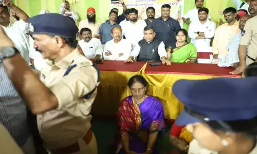 ఖిల్లామైసమ్మ దేవాలయంలో ప్రోటోకాల్ రగడ!.. నేలపై కూర్చొని నిరసన తెలిపిన మాజీ మంత్రి
