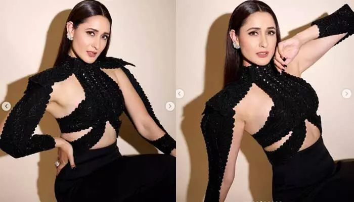 Pragya jaiswal: స్టన్నింగ్ లుక్స్లో ప్రగ్యా జైస్వాల్.. బ్లాక్ ఇన్ గోల్డెన్ గర్ల్ అంటూ కామెంట్స్ Pragya jaiswal: స్టన్నింగ్ లుక్స్లో ప్రగ్యా జైస్వాల్.. బ్లాక్ ఇన్ గోల్డెన్ గర్ల్ అంటూ కామెంట్స్