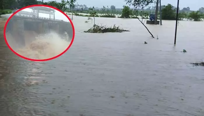 Bhadradri Flooding: వరదలో చిక్కుకున్న ఐదుగురు.. చెట్ల పైకి ఎక్కి సాయంకోసం అరుపులు Bhadradri Flooding: వరదలో చిక్కుకున్న ఐదుగురు.. చెట్ల పైకి ఎక్కి సాయంకోసం అరుపులు