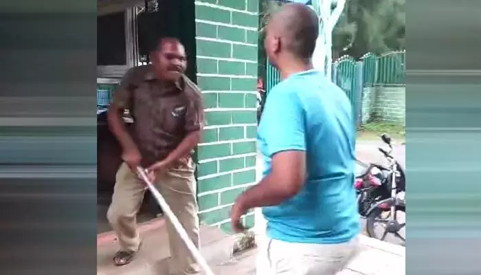 beat officer attack on tourists : పర్యాటకులపై ఫారెస్ట్ బీట్ ఆఫీసర్ దాడి beat officer attack on tourists : పర్యాటకులపై ఫారెస్ట్ బీట్ ఆఫీసర్ దాడి