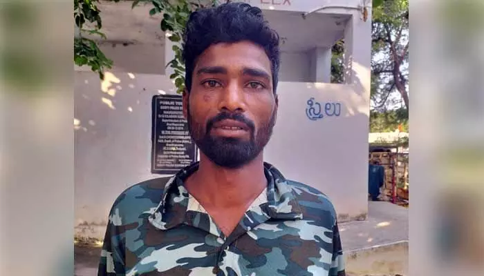Prisoner Escaped : పోలీసులకు మస్కా కొట్టి రిమాండ్ ఖైదీ పరారీ! Prisoner Escaped : పోలీసులకు మస్కా కొట్టి రిమాండ్ ఖైదీ పరారీ!