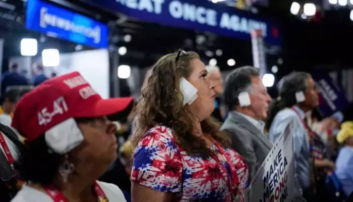 Trump Supporters : చెవికి బ్యాండేజీతో ట్రంప్ అభిమానులు.. క్రియేటివ్ సంఘీభావం Trump Supporters : చెవికి బ్యాండేజీతో ట్రంప్ అభిమానులు.. క్రియేటివ్ సంఘీభావం
