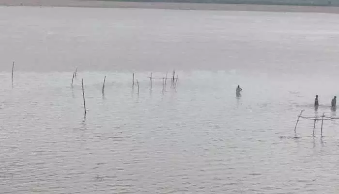 Godavari River : గోదావరి నదికి పెరుగుతున్న వరద ప్రవాహం Godavari River : గోదావరి నదికి పెరుగుతున్న వరద ప్రవాహం