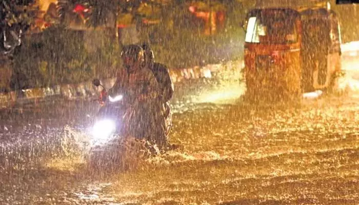 Rain alert: హైదరాబాద్ లో మరికాసేపట్లో భారీ వర్షం Rain alert: హైదరాబాద్ లో మరికాసేపట్లో భారీ వర్షం