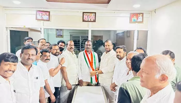 Shock to BRS: పీర్జాదిగూడ బీఆర్ఎస్కు మరో భారీ షాక్.. కాంగ్రెస్లో చేరిన మరో ఇద్దరు కార్పొరేటర్లు Shock to BRS: పీర్జాదిగూడ బీఆర్ఎస్కు మరో భారీ షాక్.. కాంగ్రెస్లో చేరిన మరో ఇద్దరు కార్పొరేటర్లు