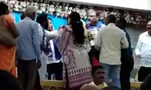 MP చెంపచెల్లుమనిపించిన మహిళ.. ఎందుకో తెలుసా..? (వీడియో)