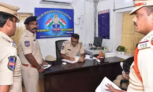 Police Commissioner : పోలీస్ స్టేషన్ వచ్చే వారిపై సత్ప్రవర్తనతో మెలగాలి :  రామగుండం సీపీ