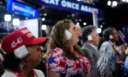 Trump Supporters : చెవికి బ్యాండేజీతో ట్రంప్‌ అభిమానులు.. క్రియేటివ్ సంఘీభావం