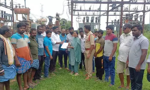 farmers protest : కరెంట్ కోతల పై సబ్ స్టేషన్ ముందు రైతుల ఆందోళన...
