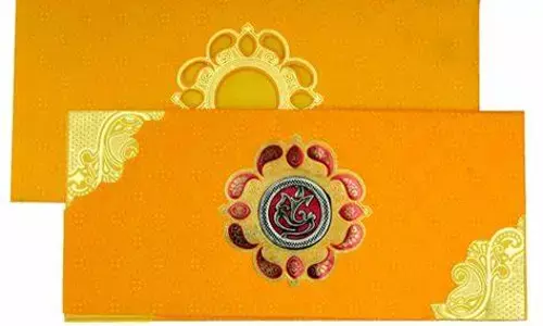 Wedding Card : క్వశ్చన్ పేపర్ రూపంలో వెడ్డింగ్ కార్డు.. వందకు వంద మార్కులు వేసేశారు..