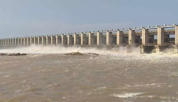Jurala project: జూరాల ప్రాజెక్టుకు భారీగా వరద నీరు Jurala project: జూరాల ప్రాజెక్టుకు భారీగా వరద నీరు