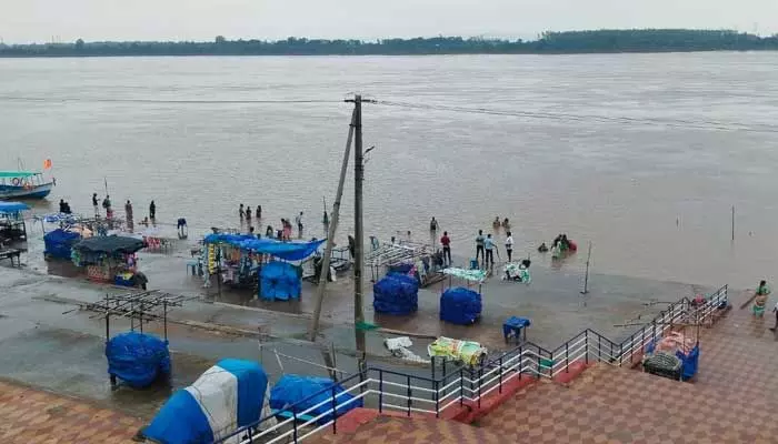 Godavari River : పెరుగుతున్న గోదావరి ప్రవాహం Godavari River : పెరుగుతున్న గోదావరి ప్రవాహం
