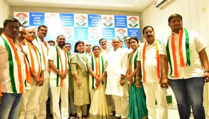 Shock to BRS: కోరుట్ల బీఆర్ఎస్కుచుక్కెదురు.. కాంగ్రెస్లోకి మున్సిపల్ చైర్పర్సన్తో సహా 6 గురు కౌన్సిలర్లు Shock to BRS: కోరుట్ల బీఆర్ఎస్కుచుక్కెదురు.. కాంగ్రెస్లోకి మున్సిపల్ చైర్పర్సన్తో సహా 6 గురు కౌన్సిలర్లు