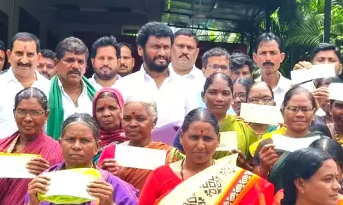 Distribution of cheques : అబద్దాలాడి  రేవంత్ అధికారంలోకి వచ్చారు