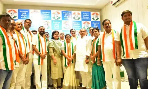 Shock to BRS: కోరుట్ల బీఆర్ఎస్‌కుచుక్కెదురు.. కాంగ్రెస్‌లోకి మున్సిపల్ చైర్పర్సన్‌తో సహా 6 గురు కౌన్సిలర్‌లు
