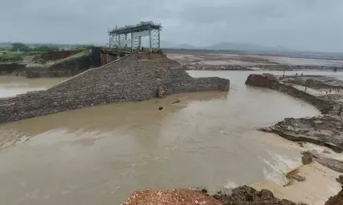 Flood : పెద్దవాగు ప్రాజెక్టుకు భారీ గండి.. రాత్రికి రాత్రే ఖాళీ అయిన ప్రాజెక్ట్