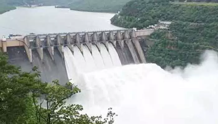 Rain Effect: శ్రీశైలం ప్రాజెక్టుకు భారీగా వరద.. నీటిమట్టం ఎంతంటే..! Rain Effect: శ్రీశైలం ప్రాజెక్టుకు భారీగా వరద.. నీటిమట్టం ఎంతంటే..!