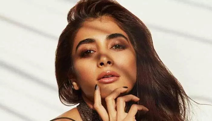 Pooja Hegde: పొట్టి గౌన్లో హాట్ ట్రీట్.. దానితో పోటీ పడుతున్నానంటూ పోస్ట్ Pooja Hegde: పొట్టి గౌన్లో హాట్ ట్రీట్.. దానితో పోటీ పడుతున్నానంటూ పోస్ట్