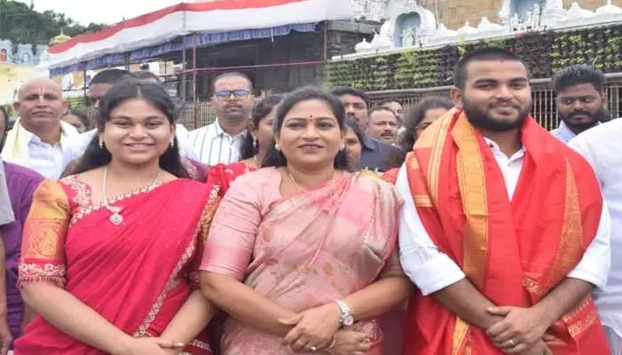 Tirumala: శ్రీవారిని దర్శించుకున్న హోంమంత్రి.. Tirumala: శ్రీవారిని దర్శించుకున్న హోంమంత్రి..