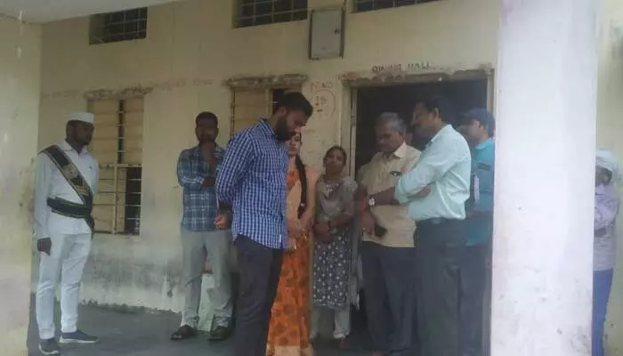 Collector Sathyaprasad : కస్తూర్బా గాంధీ స్కూల్ ను ఆకస్మిక తనిఖీ చేసిన కలెక్టర్ Collector Sathyaprasad : కస్తూర్బా గాంధీ స్కూల్ ను ఆకస్మిక తనిఖీ చేసిన కలెక్టర్