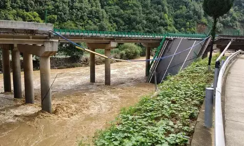 China bridge collapsed: చైనాలో ఆకస్మిక వరదలు.. కూలిన వంతెన.. 11 మంది మృతి