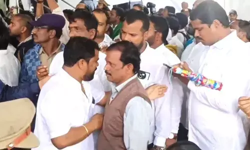 Protocol Controversy : మంత్రి సభలో ప్రోటోకాల్ వివాదం