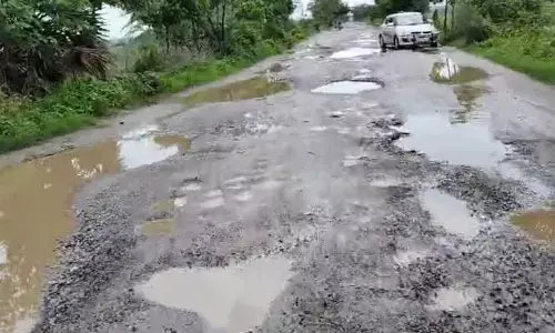 roads : వేరే మార్గం కానరాక.. చేసేదేమీ లేక.. నరక ప్రయాణం
