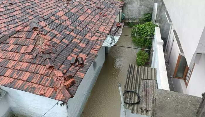 Flood : ఇండ్లలోకి చేరిన వరద.. Flood : ఇండ్లలోకి చేరిన వరద..