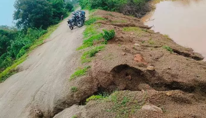 Flood : ప్రమాదం అంచున మాటు కుంట కట్ట Flood : ప్రమాదం అంచున మాటు కుంట కట్ట