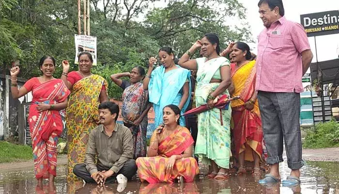 Protest : డివిజన్లో అభివృద్ధి చేయాలి.. బురద రోడ్లపై కార్పొరేటర్ నిరసన Protest : డివిజన్లో అభివృద్ధి చేయాలి.. బురద రోడ్లపై కార్పొరేటర్ నిరసన