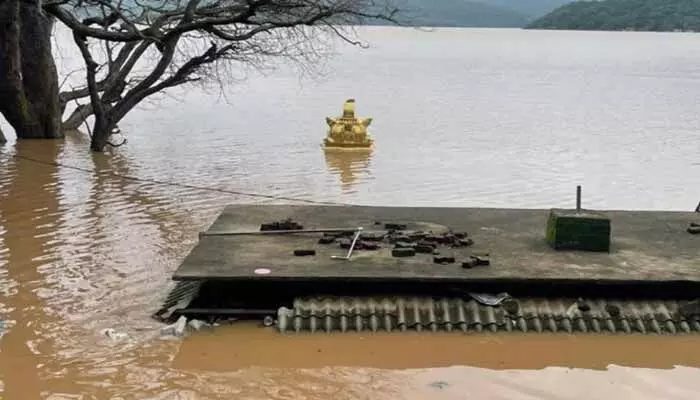 Heavy Rains:భారీ వర్షాలు..మునిగిన గండిపోచమ్మ ఆలయం Heavy Rains:భారీ వర్షాలు..మునిగిన గండిపోచమ్మ ఆలయం