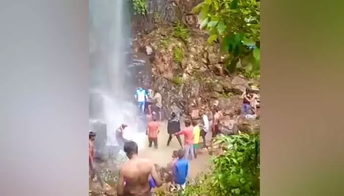Waterfall : ఎత్తి పోస్తున్న పాండవుల జలపాతాలు Waterfall : ఎత్తి పోస్తున్న పాండవుల జలపాతాలు