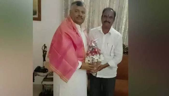 SI Sakriya Naik : డీజీపీని కలిసిన లోకేశ్వరం ఎస్సై.. SI Sakriya Naik : డీజీపీని కలిసిన లోకేశ్వరం ఎస్సై..