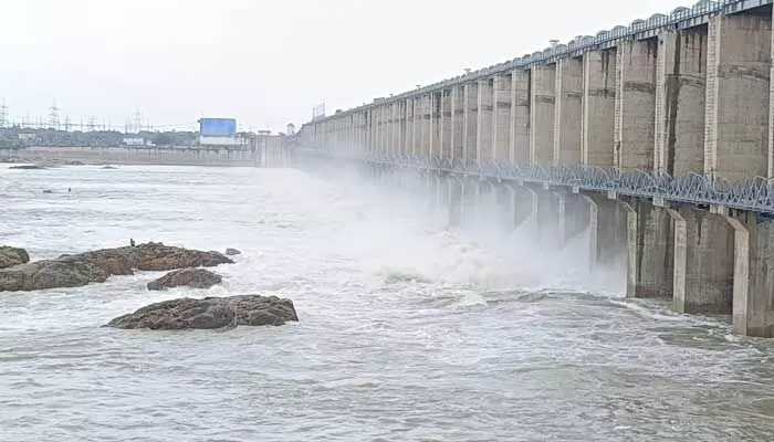 Jurala Project : జూరాల ప్రాజెక్టుకు పోటెత్తిన వరద.. 22 గేట్లు ఎత్తివేత Jurala Project : జూరాల ప్రాజెక్టుకు పోటెత్తిన వరద.. 22 గేట్లు ఎత్తివేత