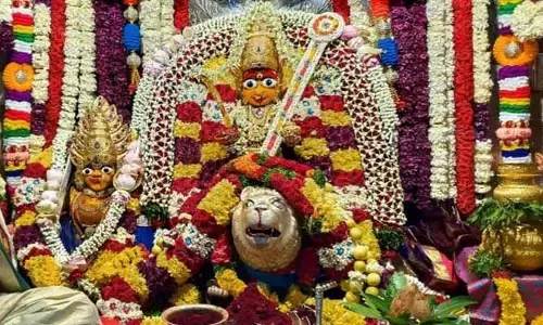 Lashkar Bonalu: అట్టహాసంగా షురువైన లష్కర్ బోనాల  జాతర.. అమ్మవారి దర్శనం కోసం పోటెత్తిన భక్తులు
