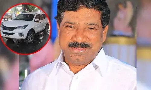 Flash News: మాజీ ఎమ్మెల్యే రాజయ్య కారు ఢీకొని మహిళ మృతి..