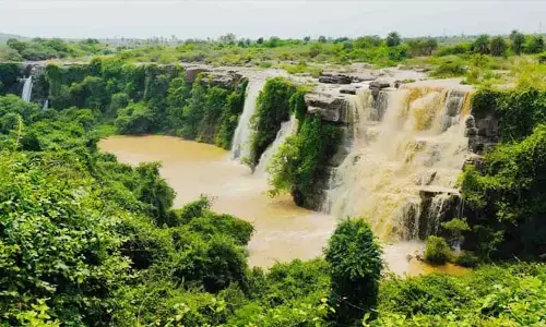 భూతల స్వర్గం.. ఎత్తిపోతల జలపాతం