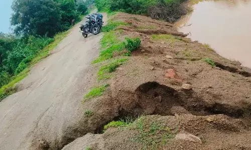 Flood :  ప్రమాదం అంచున మాటు కుంట కట్ట