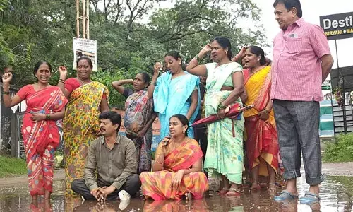 Protest : డివిజన్‌లో అభివృద్ధి చేయాలి.. బురద రోడ్లపై కార్పొరేటర్ నిరసన