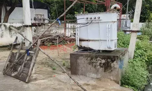 power transformer : రక్షణ లేని విద్యుత్‌ ట్రాన్స్‌ఫార్మర్‌.. పొంచి ఉన్న ప్రమాదం..