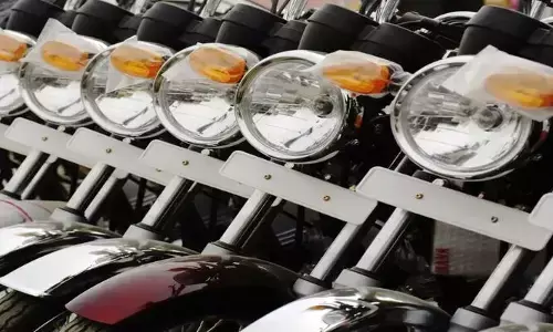 Two wheeler: గ్రామీణ ప్రాంతాల్లో పెరుగుతున్న ద్విచక్ర వాహనాల డిమాండ్