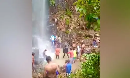 Waterfall : ఎత్తి పోస్తున్న పాండవుల జలపాతాలు