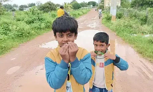 Road Repair : ప్లీజ్ రేవంత్ రెడ్డి తాతయ్య రోడ్డు వేయండి.. ఆడుకునే వయసులో అభివృద్ధి కోసం అర్జీ