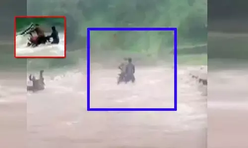 Alluri District: వాగులో అత్యుత్సాహం.. రక్షించిన స్థానికులు