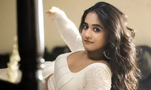 Deepthi Sunaina : తెలుపు  రంగు డ్రెస్‌లో పిచ్చెక్కిస్తున్న దీప్తి సునైనా