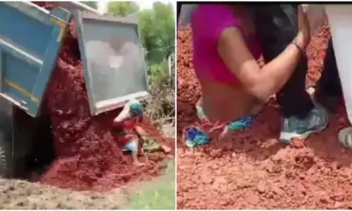 Women Buried In Gravel : దారుణం.. ఇద్దరు మహిళలపై ట్రక్కు మట్టి‌లోడ్ పోశారు