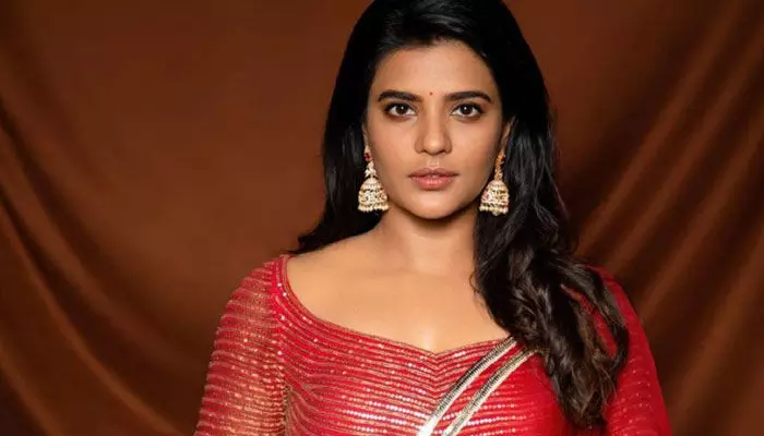 చీరలో రంభ, ఊర్వశి, మేనకను తలపిస్తున్న వెంకటేష్ భార్య.. నేచురల్ బ్యూటీ అంటూ కామెంట్స్ చీరలో రంభ, ఊర్వశి, మేనకను తలపిస్తున్న వెంకటేష్ భార్య.. నేచురల్ బ్యూటీ అంటూ కామెంట్స్