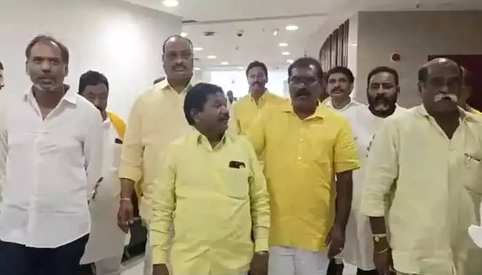Breaking: అసెంబ్లీకి బయల్దేరిన టీడీపీ ఎమ్మెల్యేలు Breaking: అసెంబ్లీకి బయల్దేరిన టీడీపీ ఎమ్మెల్యేలు